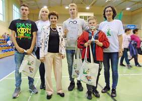 Pokaż zdjęcie: Zwycięska drużyna z Młodzieżowego Ośrodka Socjoterapii wraz z organizatorem wydarzenia