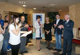 Pokaż zdjęcie: Anna Skupień, dyrektor Oddziału Wielkopolskiego PFRON z organizatorami oraz uczestnikami Spartakiady