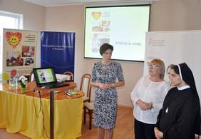 Pokaż zdjęcie: Od lewej: Anna Skupień, dyrektor Oddziału Wielkopolskiego PFRON; Maria Krupecka, Pełnomocnik Wojewody ds. Równego Traktowania; s. Weronika Maciejewska, dyrektor Domu Pomocy Społecznej w Łopiennie