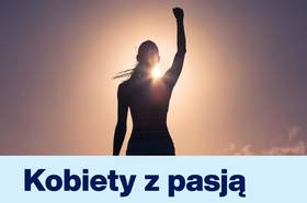 Sylwetka kobiety tyłem, z podniesioną w górę pięścią w geście triumfu lub siły, ukazana na tle jasnego, zachodzącego słońca. Poniżej zdjęcia znajduje się jasnoniebieski pasek z ciemnoniebieskim napisem „Kobiety z pasją”