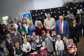 Pokaż zdjęcie: Dzieci w wieku przedszkolnym i szkolnym wraz z opiekunami oraz dyrektorem Oddziału PFRON i starostą nidzickim