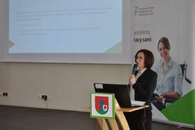 Pokaż zdjęcie: Prelekcję wygłasza pracownik Warmińsko-Mazurskiego Oddziału PFRON Agnieszka Kobierska-Dowejko