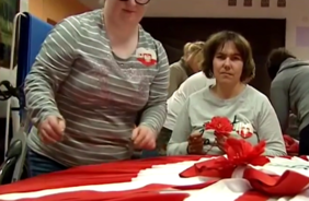 Pokaż zdjęcie: prace nad prawdopodobnie największym Kotylionem w Polsce źródło: TVP3 Gdańsk