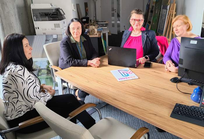 Pokaż zdjęcie: Podpisanie umowy