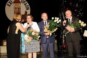 Goście Festiwalu podczas składania gratulacjii kwiatów