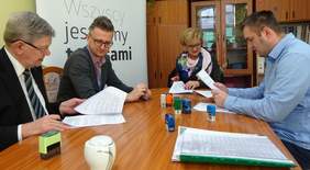 Pokaż zdjęcie: podpisanie umowy w dniu 08.02.br.:Fundusz reprezentowali  pełnomocnicy Władysław Skwarka i Jarosław Madaj oraz pracownik   Przemysław Suligorski, przedstawiciel firmy TEXPOL ZPCH Sp z o.o.  Prezes Zarządu -Alicja Wajchert 