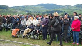 Pokaż zdjęcie: Uczestnicy Mszy Świętej na starosądeckich błoniach