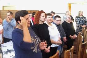 Pokaż zdjęcie: Wspólna modlitwa podczas spotkania wigilijnego Stowarzyszenia "Promyk" oraz WTZ w Gostwicy