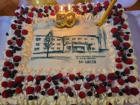 Pokaż zdjęcie: Prostokątny tort z napisem 50-lecie DPS w Myśliborzu