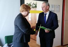 Pokaż zdjęcie: Dyrektor Marta Mordarska oraz starosta Krzysztof Faber podczas podpisania umowy w ramach programu "Stabilne Zatrudnienie"