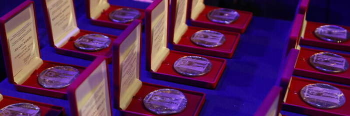 Pokaż zdjęcie: W rzędach leżą medale każdy zapakowany w eleganckie etui.