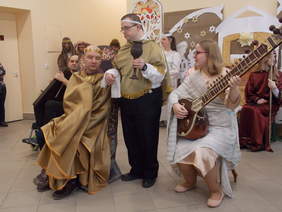 Występ uczestników w "Jasełkach" podczas uroczystości otwarcia nowych pomieszczeń WTZ