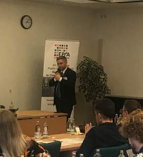 Pokaż zdjęcie: Tomasz Włodarski - wicedyrektor MIK podczas prezentacji projektu