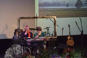 Pokaż zdjęcie: Występ artystyczny uczestników WTZ w Gębicach