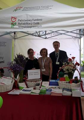 Pokaż zdjęcie: Stoisko Oddziału Wielkopolskiego PFRON podczas Międzypokoleniowego Pikniku Rodzinnego w Powidzu