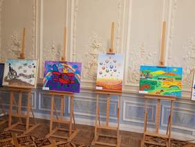 Pokaż zdjęcie: Wystawa prac plastycznych artystów z niepełnosprawnością z Wielkopolski w pałacu w Kościelcu