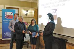 Pokaż zdjęcie: Wręczenie grawertonu okolicznościowego