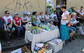 Pokaż zdjęcie: stoiska z pracami podopiecznych WTZ-ów