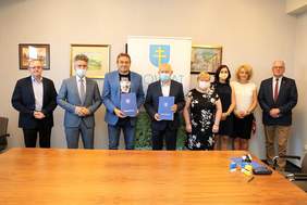 Pokaż zdjęcie: Fot. Starostwo Powiatowe w Kielcach, Podpisanie umowy