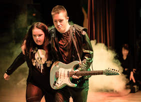 Pokaż zdjęcie: Teatr_Zwierciadlo_SzalonyRockAndRoll__Justyna_Barwińska