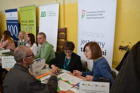 Pokaż zdjęcie: Udzielanie porad przez pracowników Oddziału