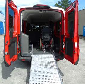 Pokaż zdjęcie: Samochód zakupiony przez Gminę Wadowice jest w pełni przystosowany do przewozu osób z niepełnosprawnościami