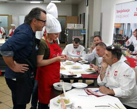 Pokaż zdjęcie: Satyryk Wiesław Tupaczewski opowiada jurorom o daniu przygotowanym przez swój zespół