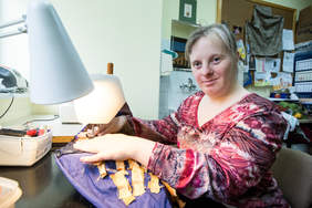 Pokaż zdjęcie: Laureatka konkursu Alicja Popławska przy pracy twórczej