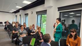 Pokaż zdjęcie: Sala konferencyjna. Pani Dyrektor odpowiada na pytania uczestników.