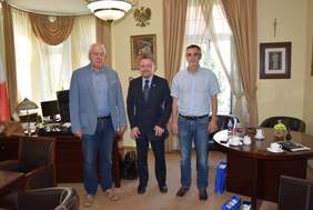 Pokaż zdjęcie: Pan Maciej Stefański – Starosta Powiatu Brzeskiego, Pan Łukasz Żmuda  - Dyrektor Opolskiego Oddziału PFRON oraz Pan Aleksander Podgórny – Dyrektor Powiatowego Centrum Pomocy Rodzinie