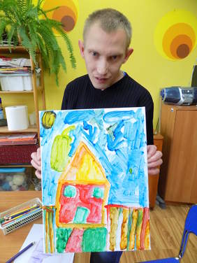 Podopieczny WTZ w Lipnie podczas tworzenia pracy na konkurs. Zdjęcie pochodzi ze zbiorów WTZ w Lipnie. 