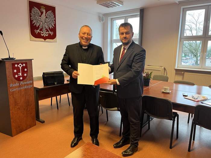 Pokaż zdjęcie: Proboszcz parafii luterańskiej wraz z Dyrektorem Oddziału trzymają w ręku umowę, są w budynku Starostwa Gorzowskiego