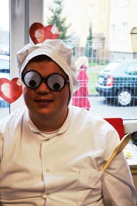 Uczestniczka balu przebrana za kucharkę