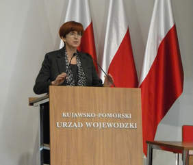 Pokaż zdjęcie: Zdj_cie_1_-_Przem_wienie_Powitanie_go_ci_przez_Pani__El_biet__Rafalsk__-_Minister_Rodziny__Pracy_i_Polityki_Spo_ecznej.JPG