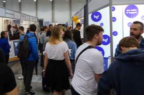 Pokaż zdjęcie: wystawcy i uczestnicy Akadamickich Targów Pracy 2018