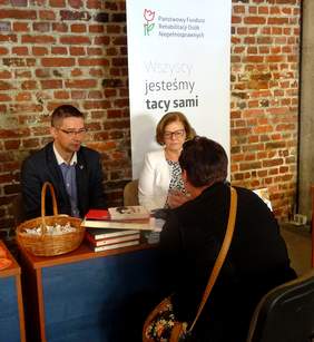 Dyrektor - Aleksandra Gierej - i specjalista - Michał Bohuszko - z K-PO PFRON  udzielają porad w punkcie informacyjnym