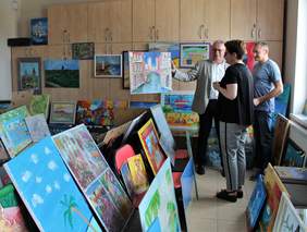 Pokaż zdjęcie: Lubelska Wojewódzka Komisja Konkursowa oceniająca prace plastyczne