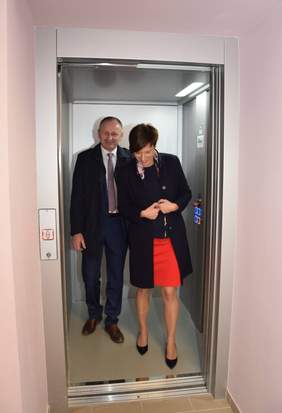 Pokaż zdjęcie: Uroczystość przekazania windy dla Powiatowego Zespołu Poradni Psychologiczno – Pedagogicznych w Szamotułach