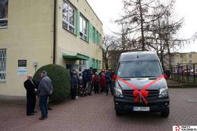 Pokaż zdjęcie: Uroczystość przekazania busa dla podopiecznych Środowiskowego Domu Samopomocy „Tulipan” w Kaliszu