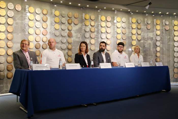 Pokaż zdjęcie: Uczestnicy konferencji siedzą przy stole prezydialnym