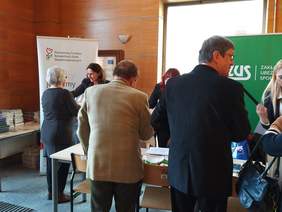 Pokaż zdjęcie: Stoiska PFRON i ZUS w Strefie Seniora i Osób z Niepełnosprawnościami