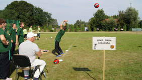 Pokaż zdjęcie: Jedna z konkurencji - rzut piłką lekarską