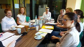 Pokaż zdjęcie: Przedstawieciele NGO podczas spotkania 