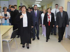 Pokaż zdjęcie: Zaproszeni goście wizytują pomieszczenia Kliniki, na zdjęciu Prof Krystyna Księżopolska-Orłowska Krajowy Konsultant ds. Rehabilitacji, Krzysztof Czechowski oraz Prezes PFRON Teresa Hernik