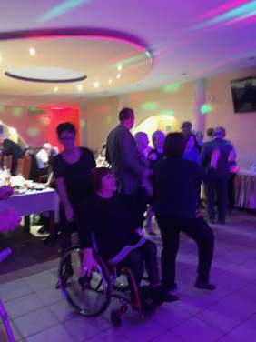 Pokaż zdjęcie: uczestnicy jubileuszu 10- lecia działalności Stowarzyszenia Żeglarzy Niepełnosprawnych KEJA w Łodzi