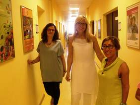 Pokaż zdjęcie: Trzy kobiety stojące w korytarzu: Anna Wandzel – Dyrektor Oddziału Mazowieckiego, Aleksandra Włodarska – Prezes Fundacji oraz Wiceprezes Małgorzata Piątkowska