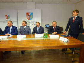 Dyrektor ROPS w Rzeszowie Jerzy Jęczmienionka przedstawia założenia projektu "Liderzy kooperacji", obok z lewej Stanisław Kruczek Członek Zarządu Województwa Podkarpackiego