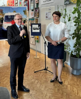 Pokaż zdjęcie: Dyrektor Oddziału Świętokrzyskiego PFRON Andrzej MIchalski  i Joanna Szwagierczak kierownik WTZ