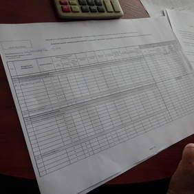 Pokaż zdjęcie: Uczestnicy szkolenia pracowali na papierowych wersjach sprawozdania