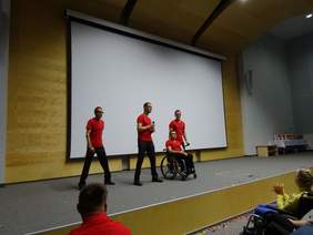 Pokaż zdjęcie: Zespół „KADRoS” i Dariusz Słowiński z Domu Pomocy Społecznej w Machowinie z utworami muzycznymi pt. „Klaun zakochany Klaun” oraz „Zostań z nami melodio”.